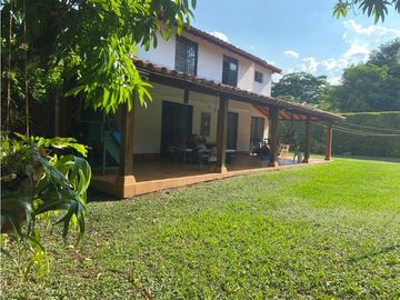 CASA CAMPESTRE RODEADA DE VERDE