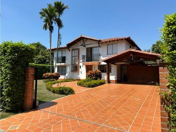CASA CAMPESTRE RODEADA DE VERDE