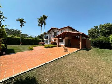 CASA CAMPESTRE RODEADA DE VERDE