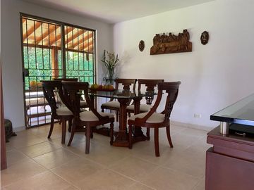 CASA CAMPESTRE RODEADA DE VERDE
