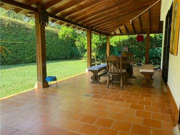 CASA CAMPESTRE RODEADA DE VERDE