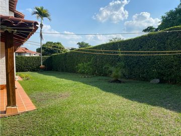 CASA CAMPESTRE RODEADA DE VERDE