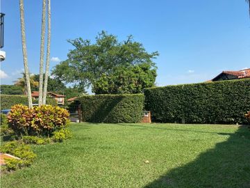 CASA CAMPESTRE RODEADA DE VERDE
