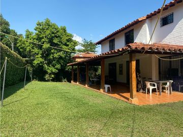 CASA CAMPESTRE RODEADA DE VERDE