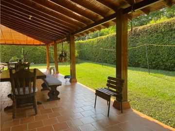 CASA CAMPESTRE RODEADA DE VERDE