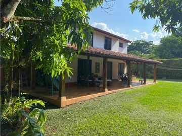 CASA CAMPESTRE RODEADA DE VERDE
