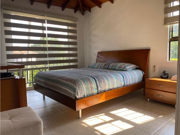 CASA CAMPESTRE RODEADA DE VERDE
