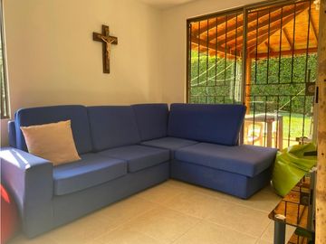 CASA CAMPESTRE RODEADA DE VERDE