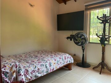 CASA CAMPESTRE RODEADA DE VERDE