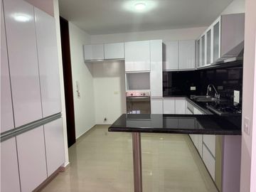 APARTAMENTO CON VISTA A LOS FARALLONES Y CAMPOS DEL CLUB CAMPESTRE