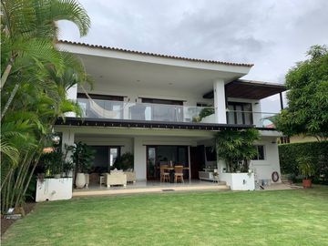 CASA EN CONDOMINIO ILUMINADA CON AMPLIOS ESPACIOS