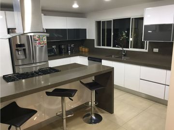 CASA EN CONDOMINIO ILUMINADA CON AMPLIOS ESPACIOS