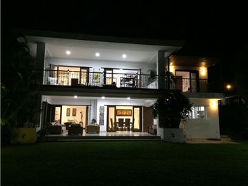 CASA EN CONDOMINIO ILUMINADA CON AMPLIOS ESPACIOS
