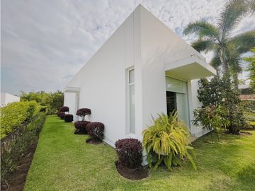CASA DE UN PISO CON VISTA A LA RESERVA