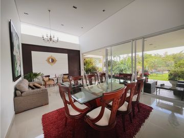 CASA DE UN PISO CON VISTA A LA RESERVA