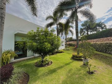 CASA DE UN PISO CON VISTA A LA RESERVA