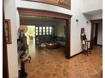 CASA CAMPESTRE CON AMPLIOS ESPACIOS