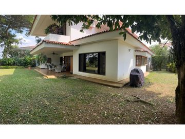 CASA CAMPESTRE CON AMPLIOS ESPACIOS