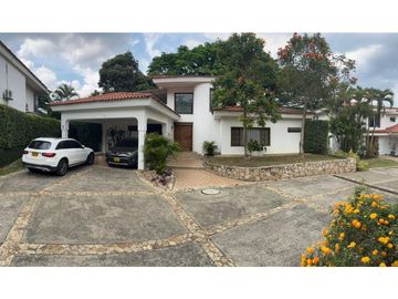 CASA CAMPESTRE CON AMPLIOS ESPACIOS