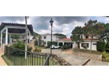 CASA CAMPESTRE CON AMPLIOS ESPACIOS
