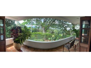 CASA CAMPESTRE CON AMPLIOS ESPACIOS