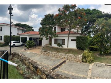 CASA CAMPESTRE CON AMPLIOS ESPACIOS