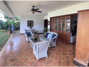 CASA CAMPESTRE CON AMPLIOS ESPACIOS