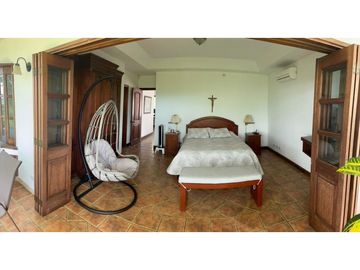 CASA CAMPESTRE CON AMPLIOS ESPACIOS