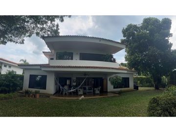 CASA CAMPESTRE CON AMPLIOS ESPACIOS