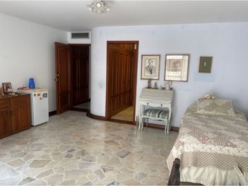 APARTAMENTO CON AMPLIOS ESPACIOS