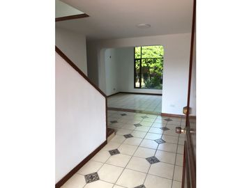 CASA AMPLIA EN CONJUNTO CERRADO DE PANCE