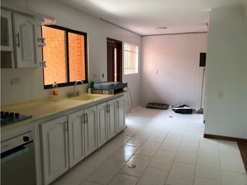 CASA AMPLIA EN CONJUNTO CERRADO DE PANCE
