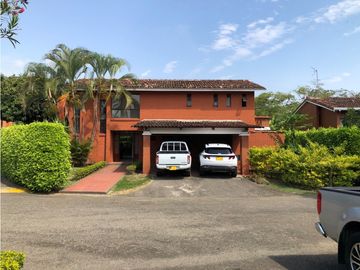 CASA AMPLIA EN CONJUNTO CERRADO DE PANCE