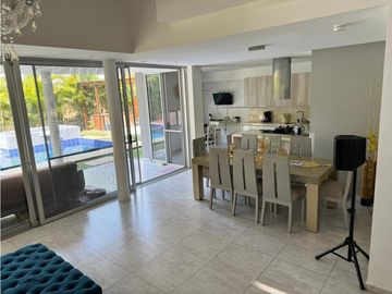 CASA MODERNA CON PISCINA Y JACUZZI