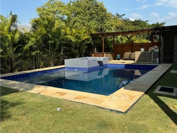 CASA MODERNA CON PISCINA Y JACUZZI