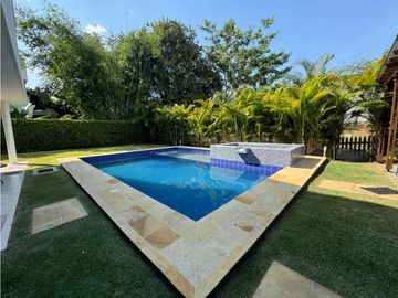 CASA MODERNA CON PISCINA Y JACUZZI