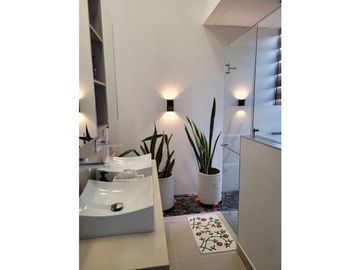 CASA MODERNA EN UNIDAD CERRADA