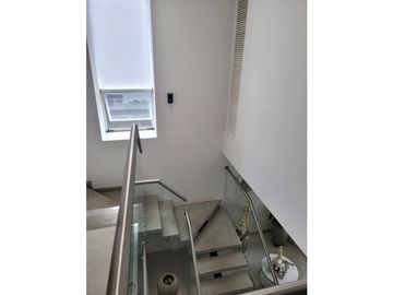 CASA MODERNA EN UNIDAD CERRADA