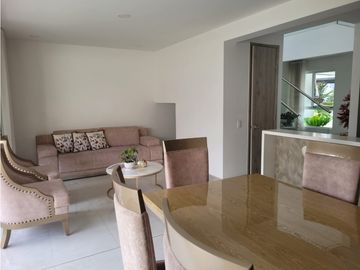CASA MODERNA EN UNIDAD CERRADA