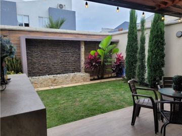 CASA MODERNA EN UNIDAD CERRADA