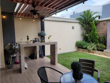 CASA MODERNA EN UNIDAD CERRADA