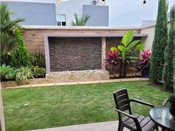 CASA MODERNA EN UNIDAD CERRADA
