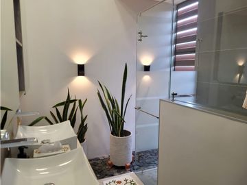 CASA MODERNA EN UNIDAD CERRADA