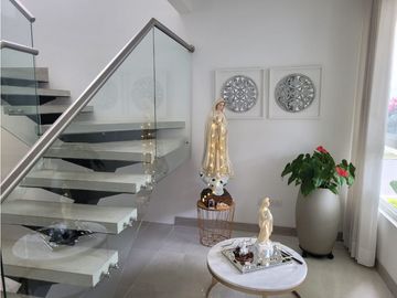 CASA MODERNA EN UNIDAD CERRADA