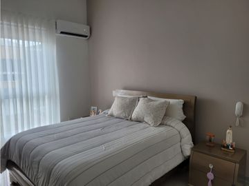 CASA MODERNA EN UNIDAD CERRADA
