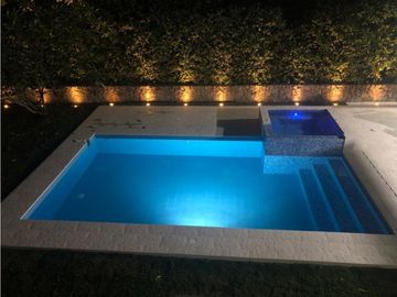 CASA CON PISCINA Y JACUZZI RODEADA DE VERDE EN UNIDAD CERRADA