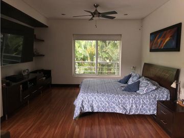 CASA CON PISCINA Y JACUZZI RODEADA DE VERDE EN UNIDAD CERRADA