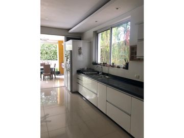 CASA CON PISCINA Y JACUZZI RODEADA DE VERDE EN UNIDAD CERRADA
