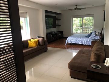 CASA CON PISCINA Y JACUZZI RODEADA DE VERDE EN UNIDAD CERRADA