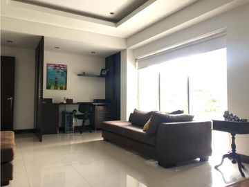 CASA CON PISCINA Y JACUZZI RODEADA DE VERDE EN UNIDAD CERRADA